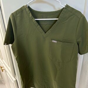 Figs Olive Utility V-Neck Scrub Top in MEDIUM and cargo scrub pants in LARGE
